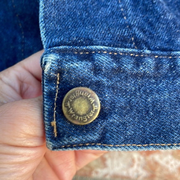 One of a kind vintage Wrangler hand painted denim jacket. - Picture 9 of 10